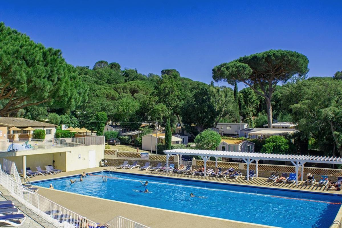 Bungalow Luxe 3 Chambres Surplombant Le Golf De St Tropez Гассен Экстерьер фото